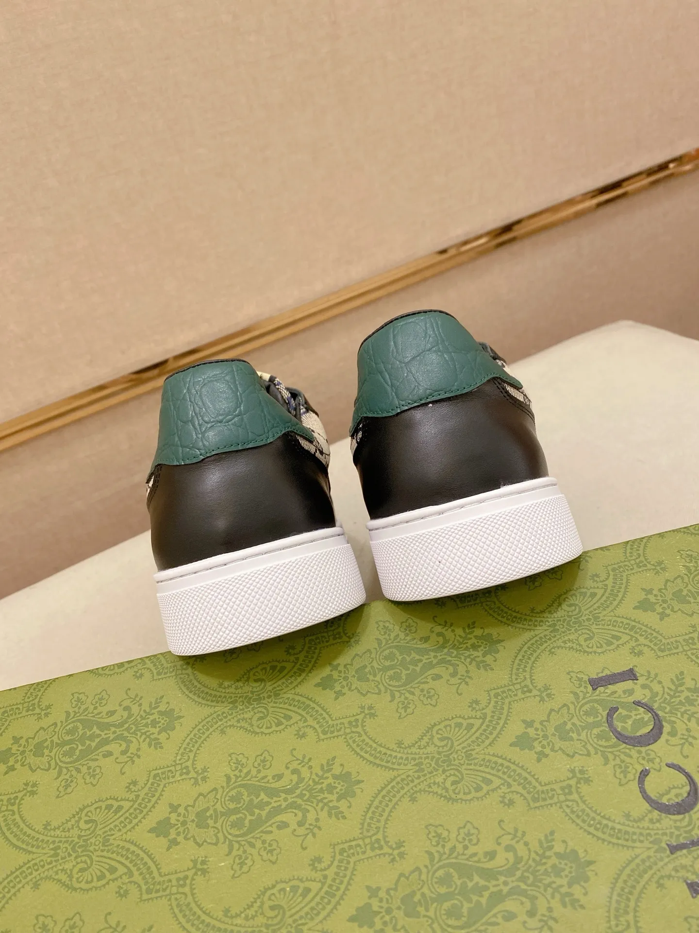 Factory price: 400💰 (GUCCI) The latest model from the official website 🎁🎁Casual and fashionable men's shoes👟, hot style💥The version is simple and elegant, exclusive for trendy men. Unique latest brand elements from the official website👑Original decoration, fashionable and generous, the fabric is original cowhide ✅Sheepskin lining, the official website specifies wear-resistant casual outsole, the classic model is taken in kind at the counter🎬38-44 (45 is not returned or exchanged when customized)